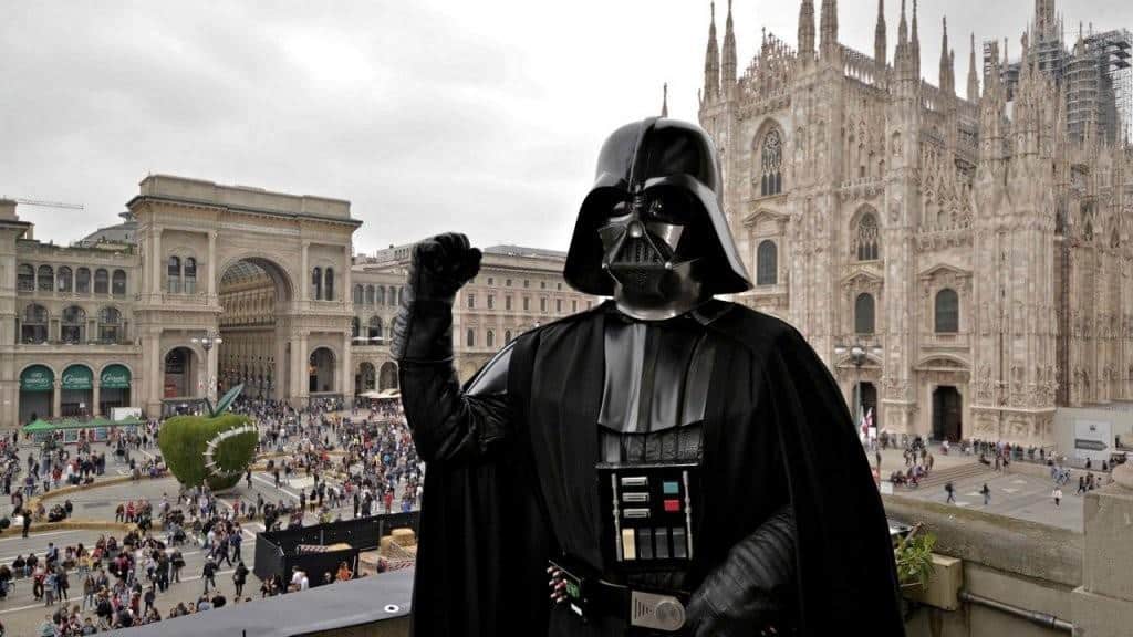 Darth Vader domina il Duomo di Milano